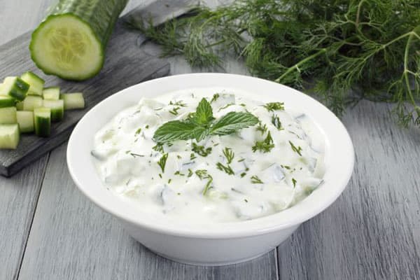 خيار مقطّع باللبن