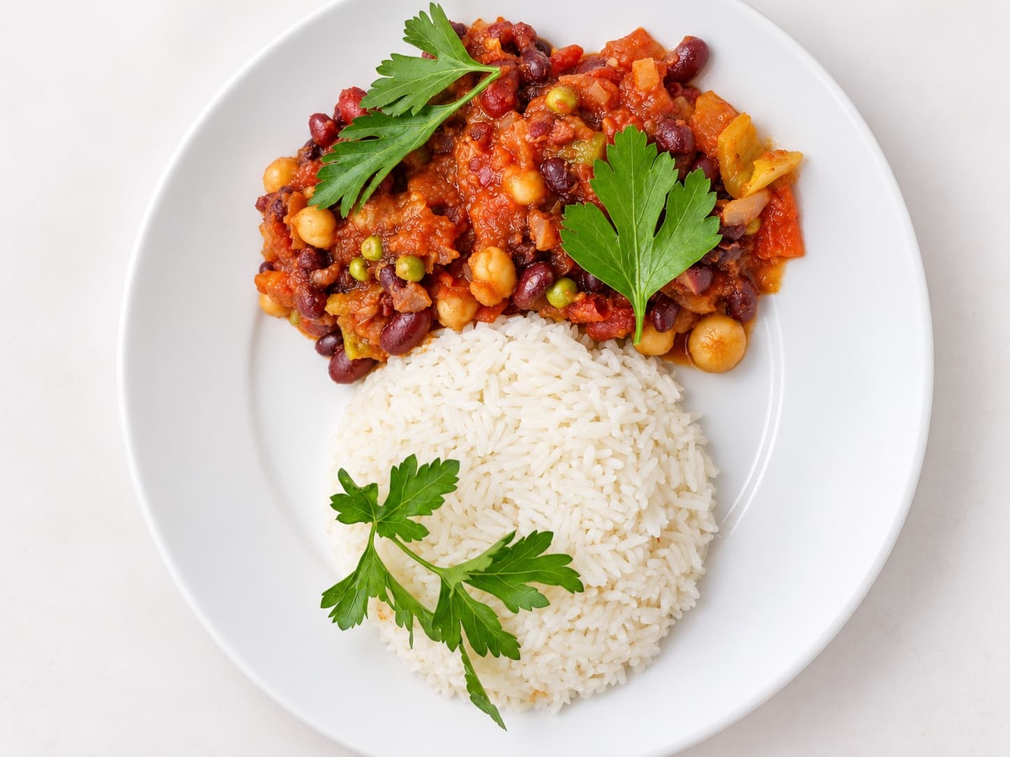 حمسة بقوليات بالبندورة مع أرز وبقدونس