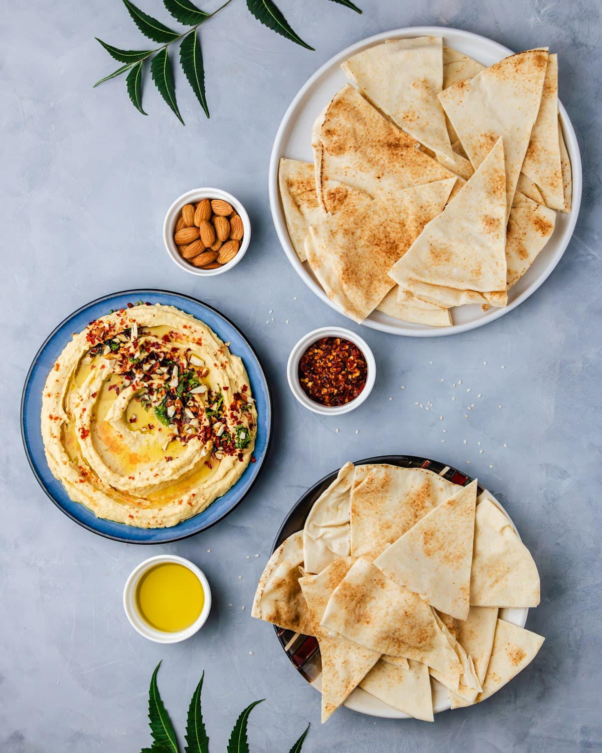 حمص وخبز عربي