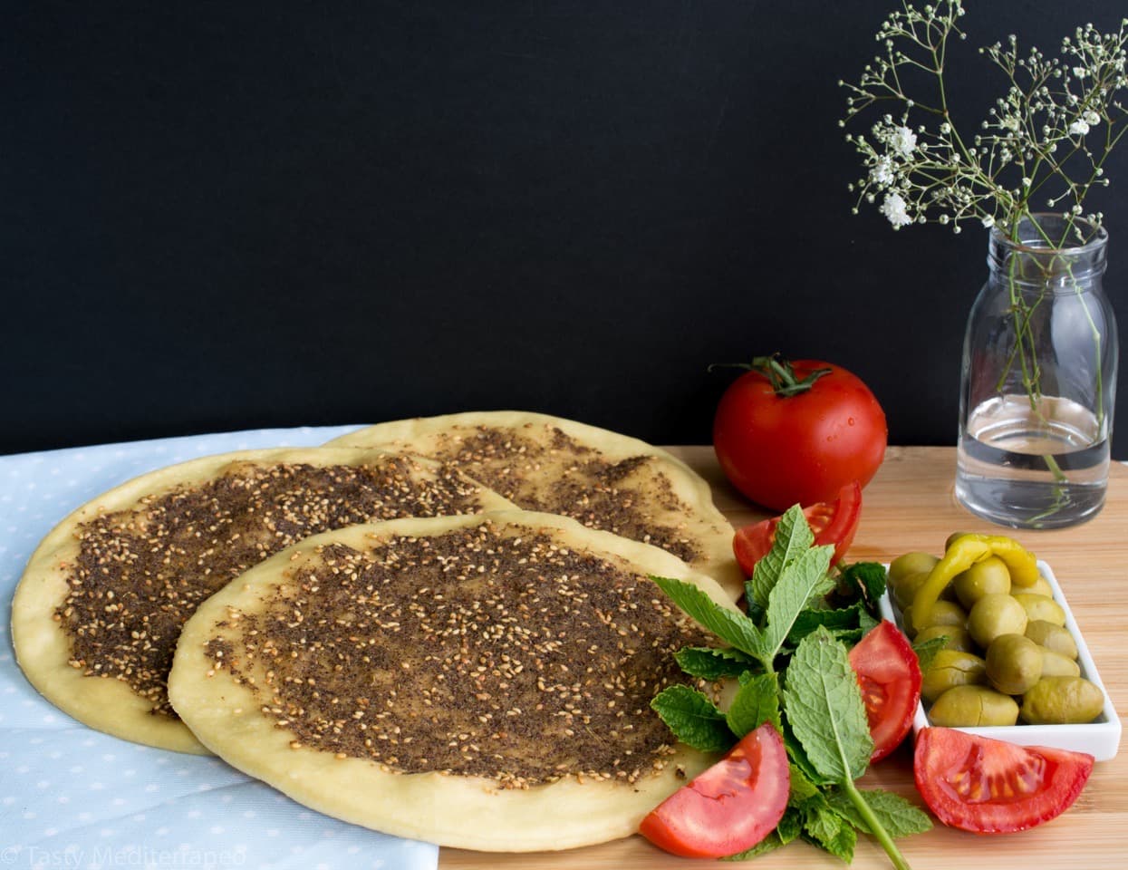 مناقيش زعتر مع زيت وخضار